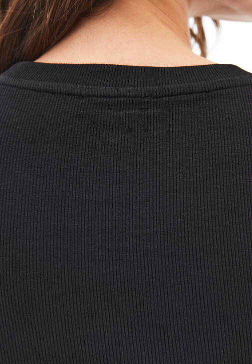 Pamuklu Tişört ve Barrel-Fit Pantolon Kombini