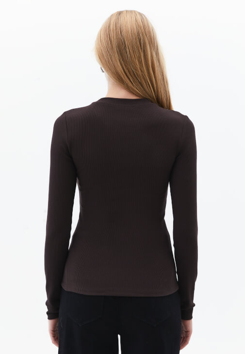 Pamuklu Tişört ve Düğmeli Pantolon Kombini