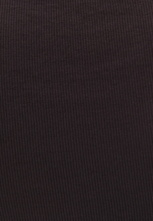 Pamuklu Tişört ve Düğmeli Pantolon Kombini