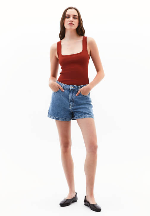 Askılı Kare Yaka Atlet ve Denim Şort Kombini