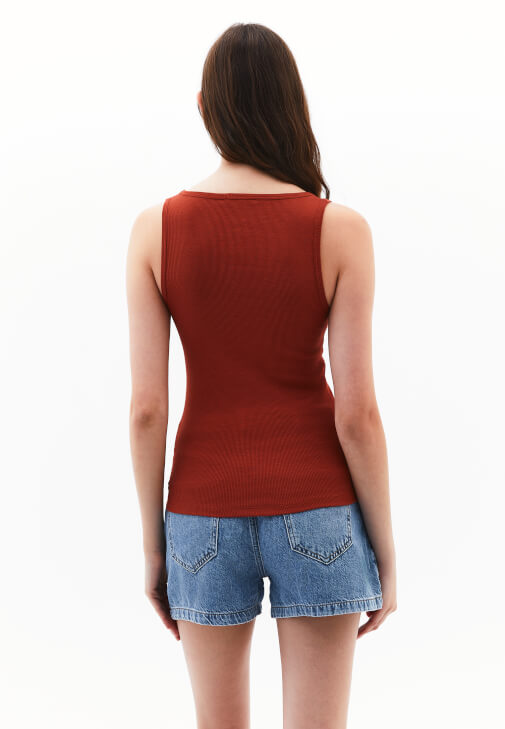 Askılı Kare Yaka Atlet ve Denim Şort Kombini