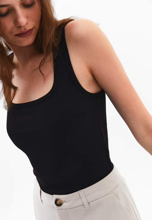 Kare Yaka Atlet ve Boru Paça Pantolon Kombini