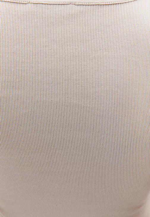 Pamuklu Atlet ve Yüksek Bel Şort Kombini