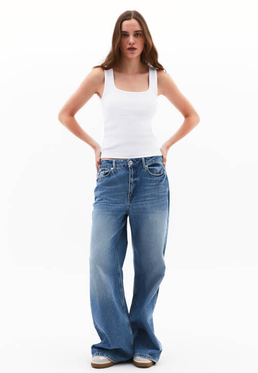 Pamuklu Atlet ve Bol Paça Denim Pantolon Kombini