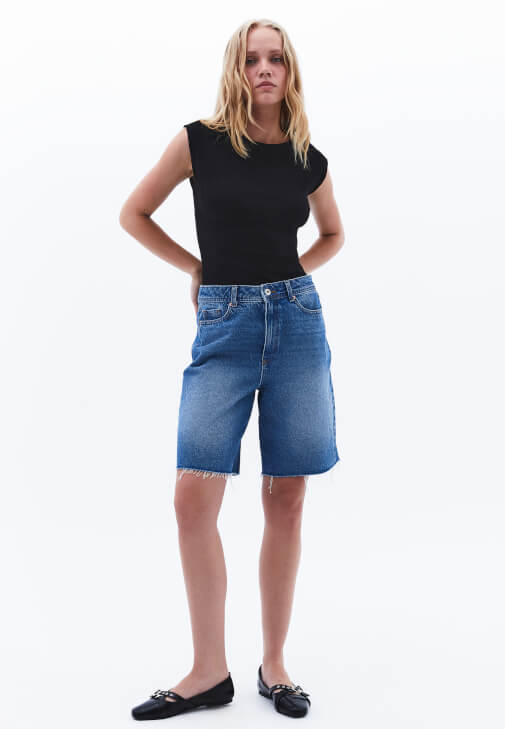 Bot Yaka Tişört ve Bermuda Şort Kombini