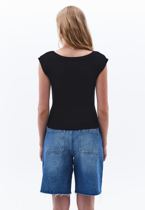 Bot Yaka Tişört ve Bermuda Şort Kombini