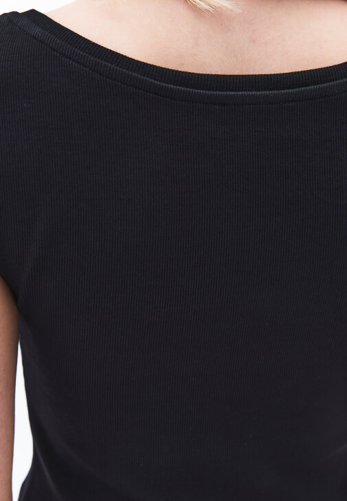 Bot Yaka Tişört ve Bermuda Şort Kombini