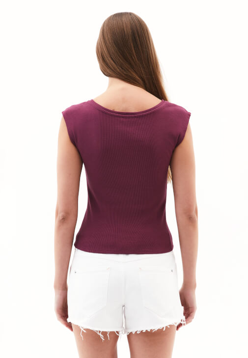 Bot Yaka Tişört ve Pamuklu Şort Kombini