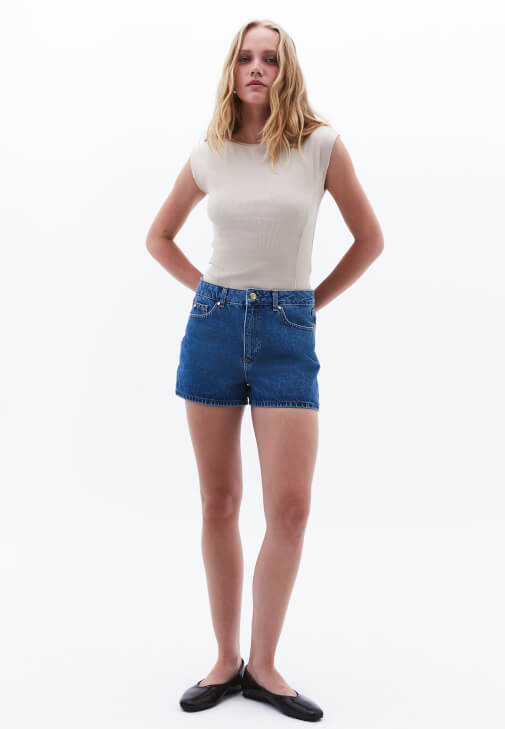 Pamuklu Tişört ve Denim Mini Şort Kombini