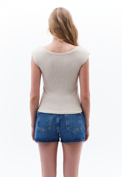 Pamuklu Tişört ve Denim Mini Şort Kombini