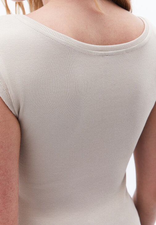 Pamuklu Tişört ve Denim Mini Şort Kombini