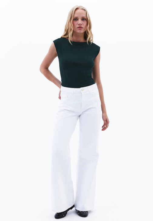 Pamuklu Bot Yaka Tişört ve Denim Pantolon Kombini