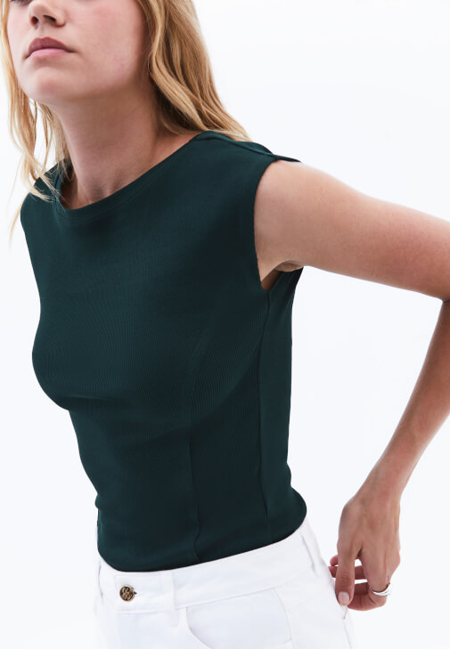 Pamuklu Bot Yaka Tişört ve Denim Pantolon Kombini