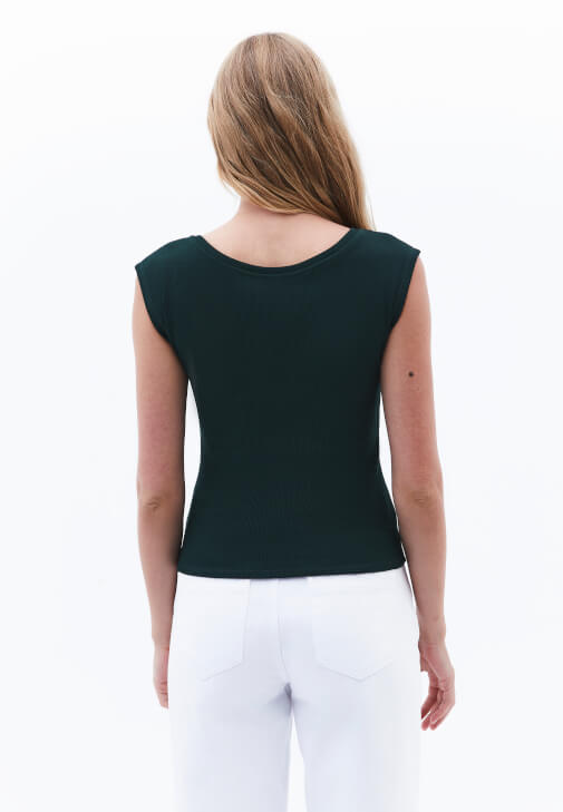 Pamuklu Bot Yaka Tişört ve Denim Pantolon Kombini