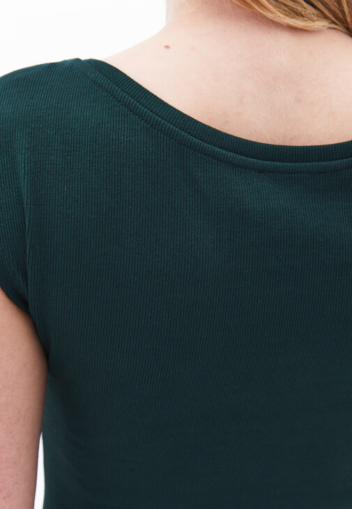 Pamuklu Bot Yaka Tişört ve Denim Pantolon Kombini