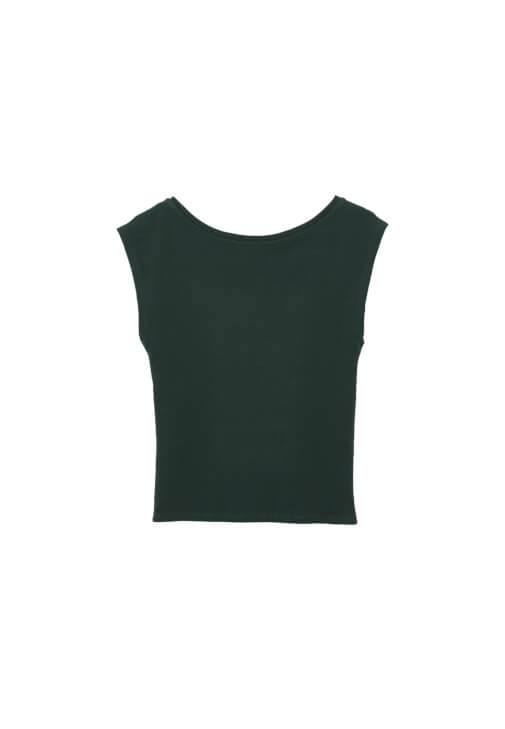 Pamuklu Bot Yaka Tişört ve Denim Pantolon Kombini