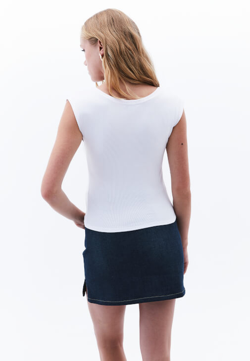 Bot Yaka Tişört ve Denim Etek Kombini