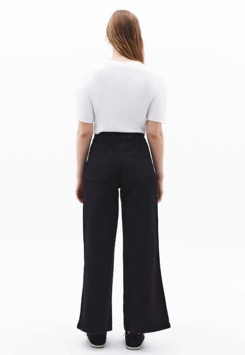 Bol Paça Pantolon ve Trençkot Kombini