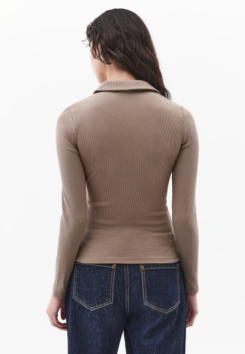 Çıtçıtlı Tişört ve Orta Bel Denim Pantolon Kombini