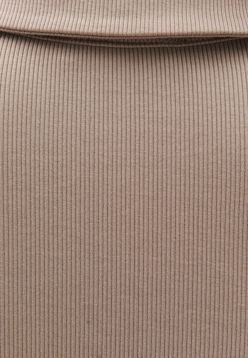 Çıtçıtlı Tişört ve Orta Bel Denim Pantolon Kombini