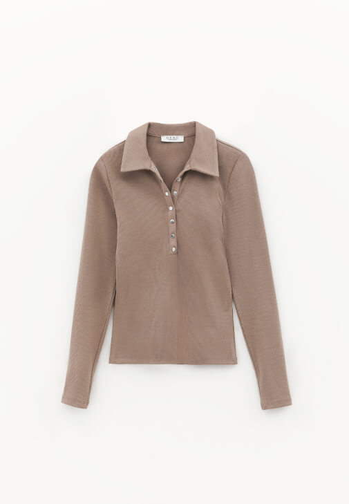 Çıtçıtlı Tişört ve Orta Bel Denim Pantolon Kombini