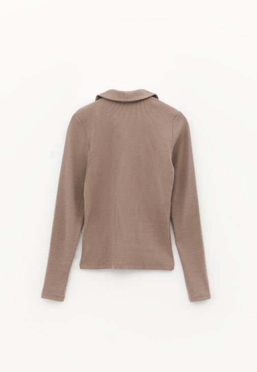 Çıtçıtlı Tişört ve Orta Bel Denim Pantolon Kombini