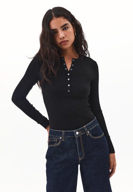 Siyah Çıtçıt Detaylı Tişört 