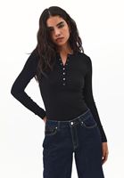 Bayan Siyah Çıtçıt Detaylı Tişört 