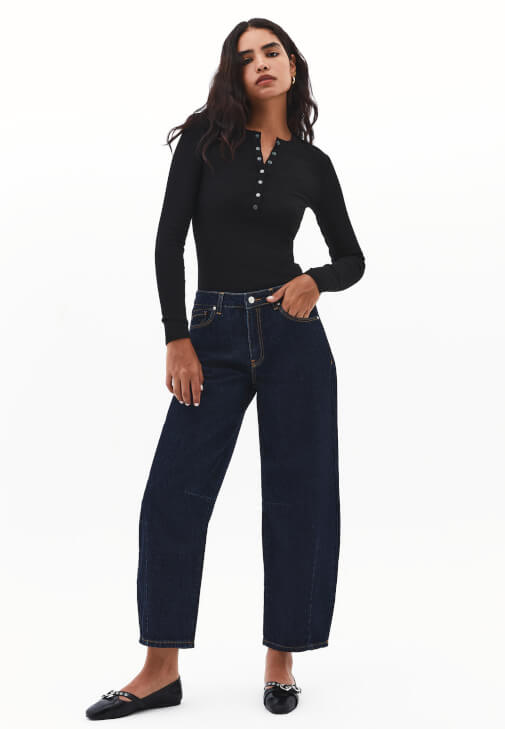 Çıtçıtlı Tişört ve Barrel-Fit Pantolon Kombini