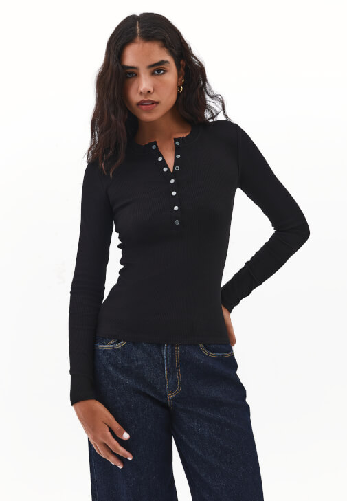 Çıtçıtlı Tişört ve Barrel-Fit Pantolon Kombini