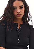 Bayan Siyah Çıtçıt Detaylı Tişört 