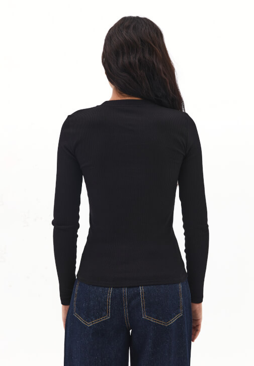 Çıtçıtlı Tişört ve Barrel-Fit Pantolon Kombini