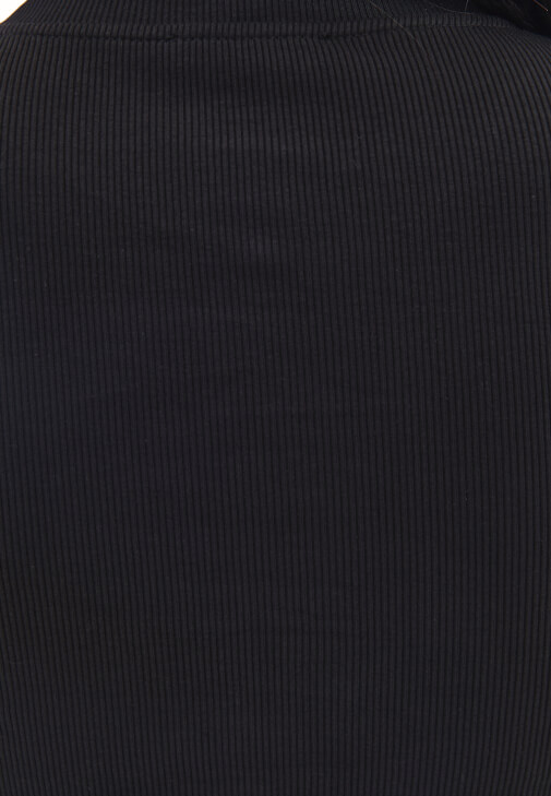 Çıtçıtlı Tişört ve Barrel-Fit Pantolon Kombini