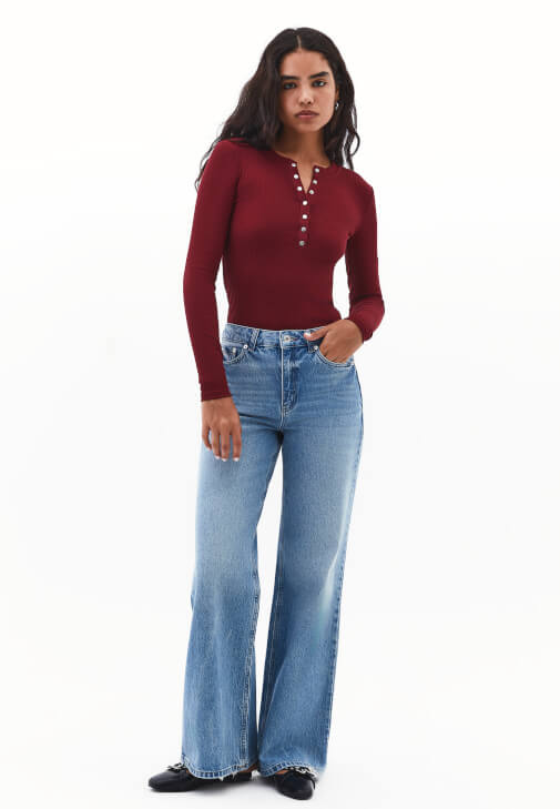 Çıtçıt Detaylı Tişört ve Bol Paça Pantolon Kombini