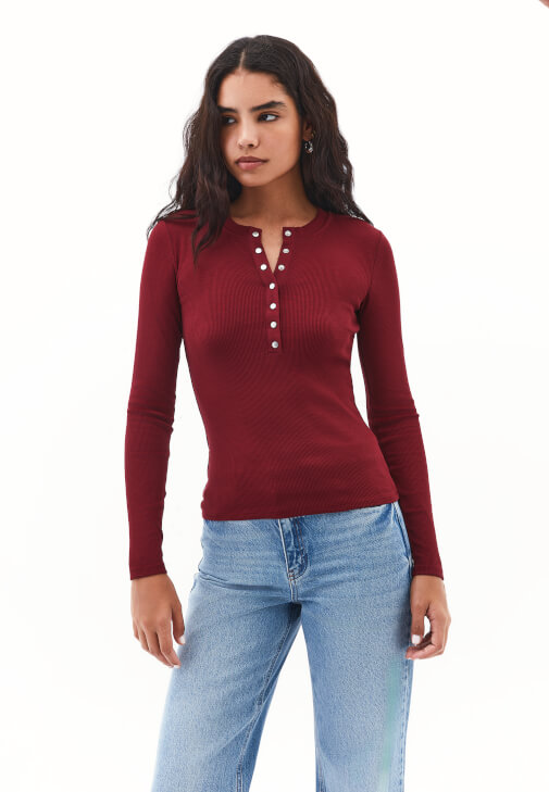 Çıtçıt Detaylı Tişört ve Bol Paça Pantolon Kombini