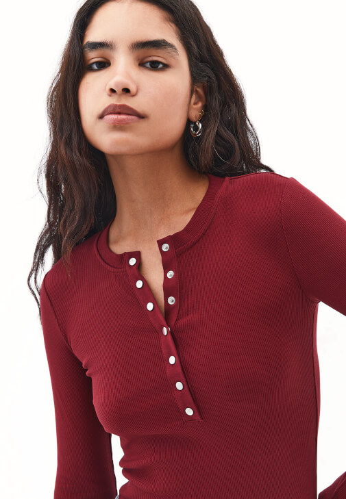 Çıtçıt Detaylı Tişört ve Bol Paça Pantolon Kombini