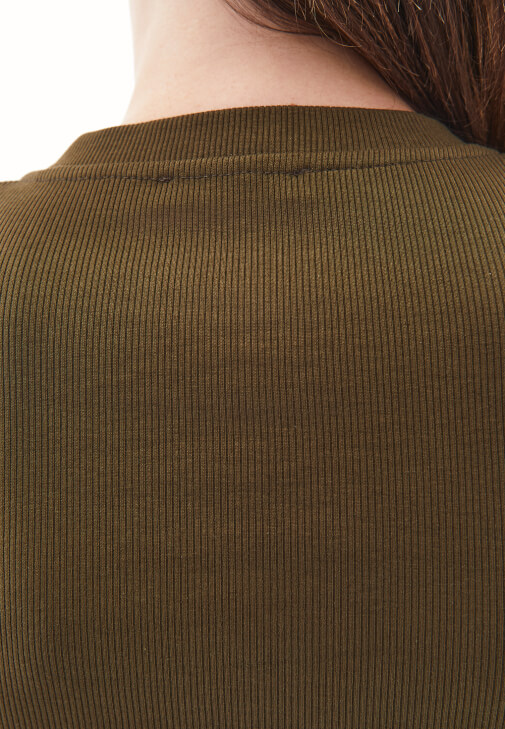 Çıtçıtlı Esnek Tişört ve Pantolon Kombini