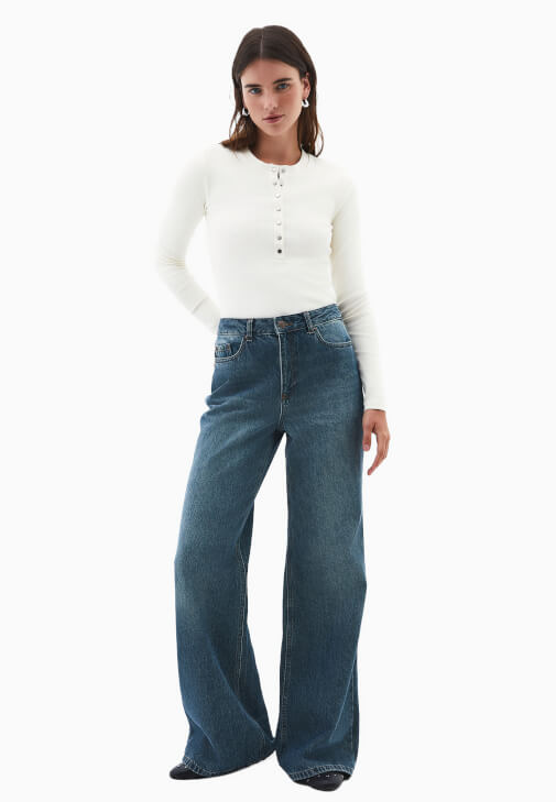 Çıtçıtlı Tişört ve Yüksek Bel Denim Pantolon Kombini