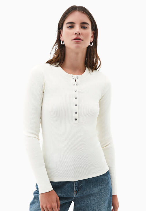 Çıtçıtlı Tişört ve Yüksek Bel Denim Pantolon Kombini