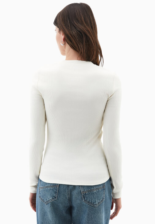 Çıtçıtlı Tişört ve Yüksek Bel Denim Pantolon Kombini