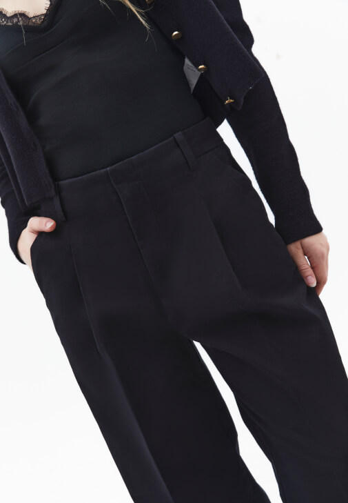 Straight-Fit Pantolon ve Düğmeli Hırka Kombini