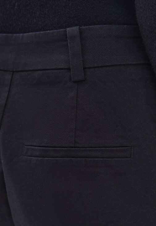 Straight-Fit Pantolon ve Düğmeli Hırka Kombini