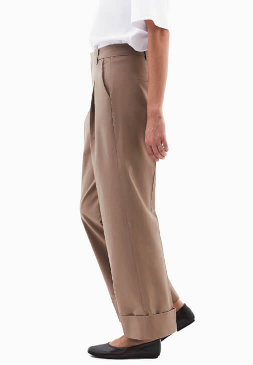 Straight-Fit Pantolon ve Boyfriend Tişört Kombini