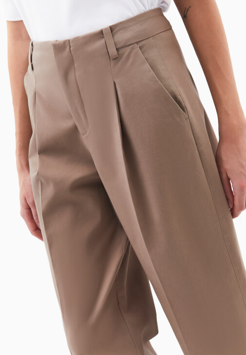 Straight-Fit Pantolon ve Boyfriend Tişört Kombini