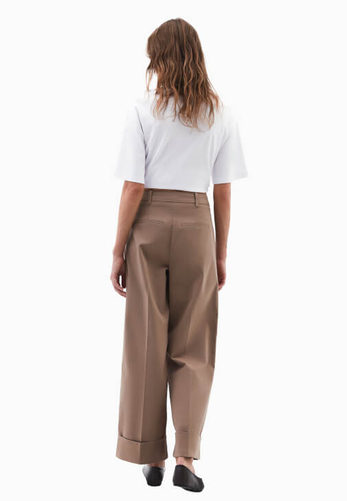 Straight-Fit Pantolon ve Boyfriend Tişört Kombini