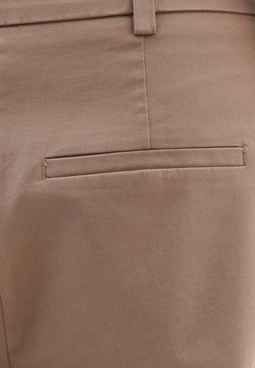 Straight-Fit Pantolon ve Boyfriend Tişört Kombini