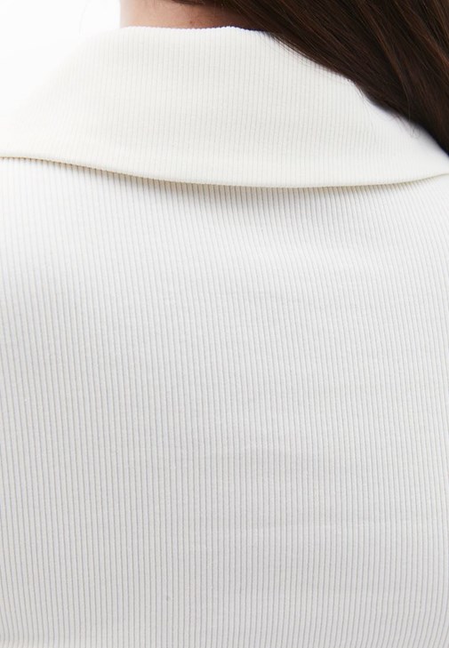 Fermuarlı Tişört ve Yüksek Bel Pantolon Kombini