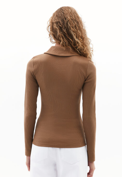 Polo Yaka Tişört ve Pamuklu Pantolon Kombini