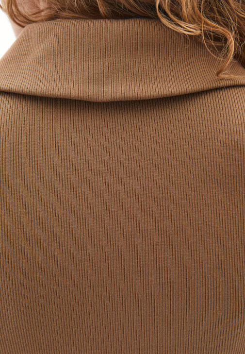 Polo Yaka Tişört ve Pamuklu Pantolon Kombini