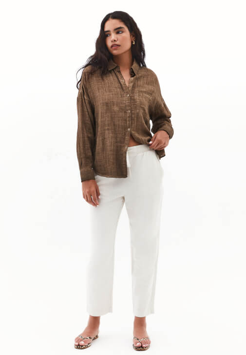 Yıkamalı Gömlek ve Keten Pantolon Kombini